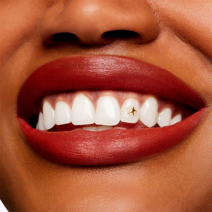 MAC Powder Kiss Velvet Blur Slim Stick Lipstick 2 g 886 Marrakesh-Mere