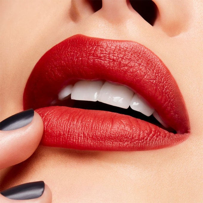 MAC Powder Kiss Velvet Blur Slim Stick Lipstick 2 g 877 Devoted To Chili