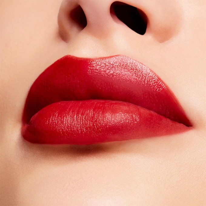 MAC Powder Kiss Velvet Blur Slim Stick Lipstick - lūpų dažai, 2 g 878 Dubonnet Buzz