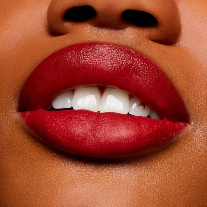 MAC Powder Kiss Velvet Blur Slim Stick Lipstick - lūpų dažai, 2 g 878 Dubonnet Buzz