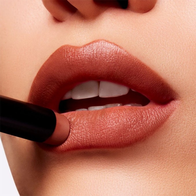 MAC Powder Kiss Velvet Blur Slim Stick Lipstick - lūpų dažai, 2 g 883 Spice World