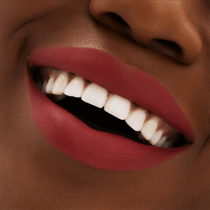 MAC Locked Kiss 24hr Lipstick - lūpų dažai, 1,8 g - Coy