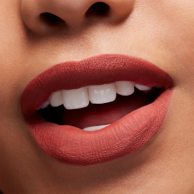 MAC Locked Kiss Ink 24HR Lipcolour - skysti lūpų dažai, 4 ml - Emphatic