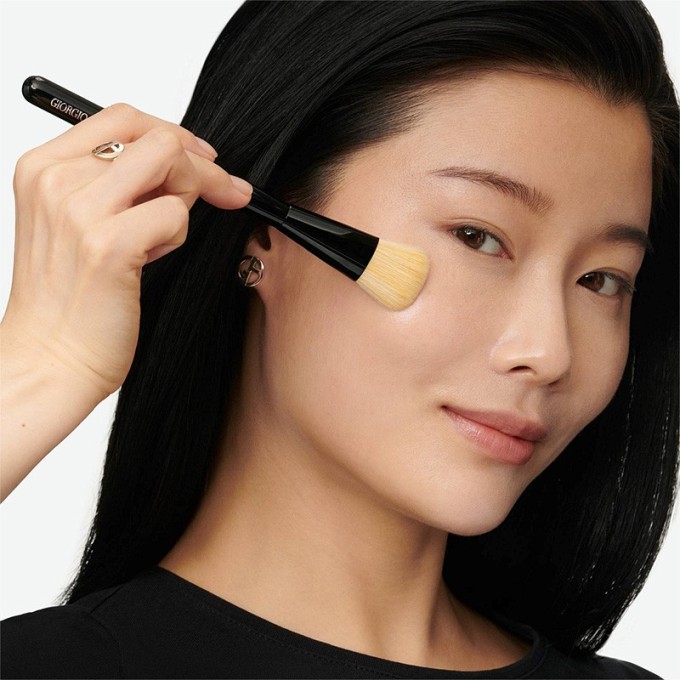 Armani Designer Glow Radiant Revitalizing Foundation SPF 15 - švytėjimo suteikiantis makiažo