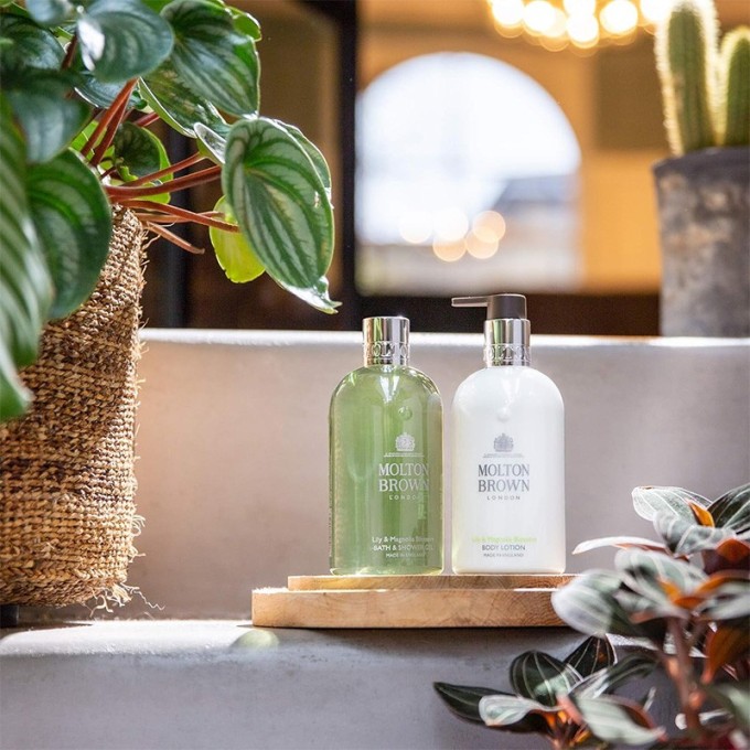 Molton Brown Lily & Magnolia Blossom Bath & Shower Gel - vonios ir dušo želė, 300 ml