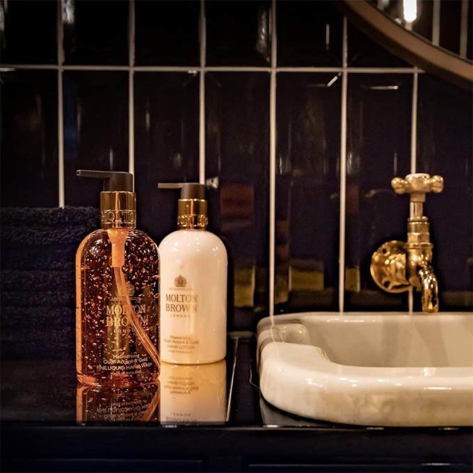 Molton Brown Oudh Accord & Gold Fine Liquid Hand Wash - skystas rankų muilas, 300 ml