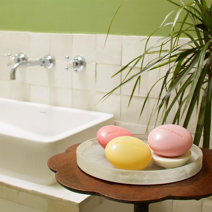 Molton Brown Fiery Pink Pepper Perfumed Soap - parfumuotas muilas, 150 g