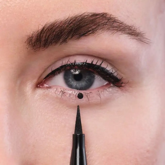 Artdeco Long Lasting Liquid Liner Intense - skystas akiū kontūro pravedimas, 0.6 ml - 01 Black