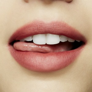 MAC Powder Kiss Lipstick - Powder lipstick 3 g 930 Brickthrough 2