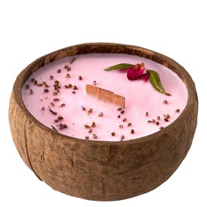 Tropikalia Svíčka v kokosu - vůně Švestka, růže & pačule