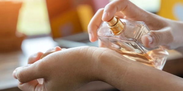 10 patarimų, kaip teisingai naudoti kvepalus