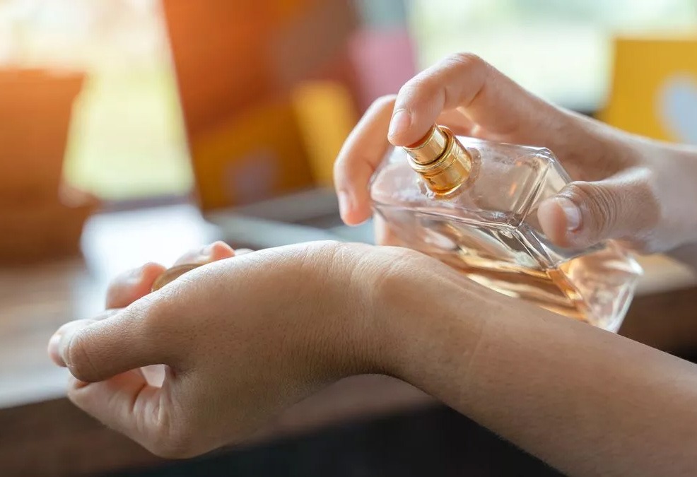 10 patarimų, kaip teisingai naudoti kvepalus